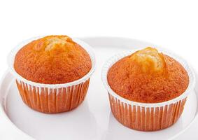 fait maison muffins ou petits gâteaux isolé sur blanc Contexte photo