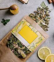 tasse de thé avec citron tranches et thé emballage photo