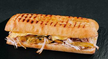 gros sandwich avec poulet sur pierre planche photo