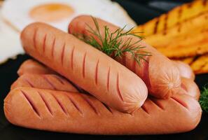 Anglais petit déjeuner. saucisses avec des œufs photo