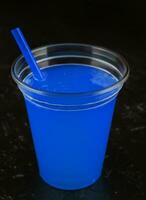 bleu jus dans verre plus de noir Contexte photo