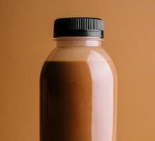 marron smoothies dans une bouteille sur une marron Contexte photo