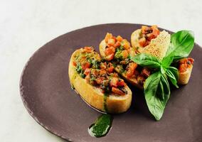 bruschettas avec poivre et Pesto sauce photo