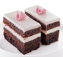pièce de Chocolat gâteau avec rose crème photo