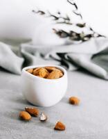 amandes dans une blanc céramique bol photo