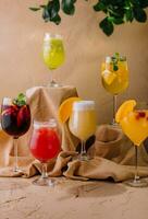 variété de tropical des cocktails photo