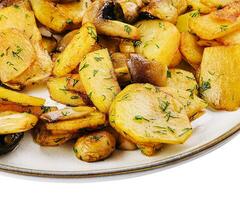 patates avec frit champignons sur une assiette photo