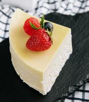 Frais fraise cheesecake sur noir plateau photo