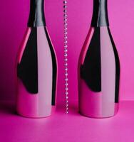 deux Champagne bouteilles sur rose Contexte photo