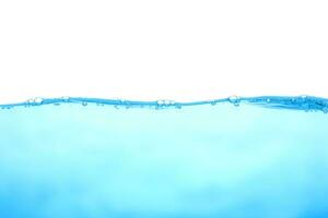 bulle surface dans nettoyer en buvant l'eau. magnifique blanc Contexte. photo