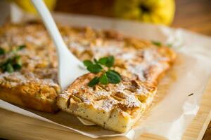 préparé fromage blanc la semoule tarte avec coing à l'intérieur et couvert avec en poudre sucre . photo