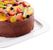 Chocolat gâteau décoré baies et des fruits sur assiette photo