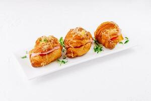 Frais des croissants farci avec jambon et fromage photo