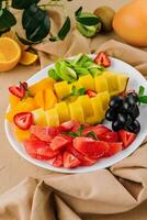 assorti tranché tropical des fruits sur assiette photo