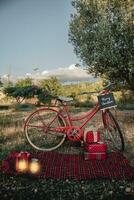 rouge vélo avec Noël cadeaux dans la nature photo