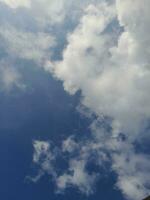 le blanc des nuages sur le bleu ciel sont parfait pour le Contexte. skyscape sur lombok île, Indonésie photo