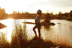 fille heureuse au bord de la rivière photo