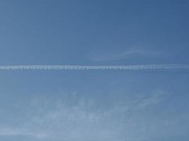 traînées d'avion dans le ciel photo