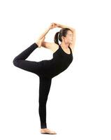 femme portant noir yoga costume permanent pose isolé blanc photo
