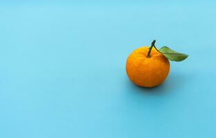 Orange fruit isolé sur bleu Contexte. après certains modifications. photo