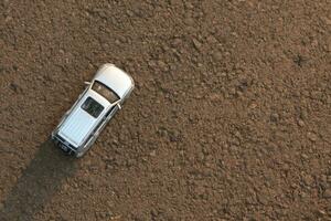 concept pour en voyageant et Extérieur activités. photo de une jouet voiture sur le route. après certains modifications.