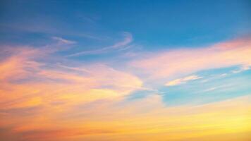 réel incroyable magnifique lever du soleil et luxe doux pente Orange or des nuages avec lumière du soleil sur le bleu ciel parfait pour le arrière-plan, prendre dans toujours, crépuscule le coucher du soleil ciel avec doux coloré des nuages photo