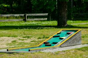 une miniature le golf cours avec une faire glisser dans le milieu photo