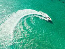 aérien vue de la vitesse bateau à haute la vitesse dans le aqua mer, drone vue photo