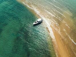 aérien vue de la vitesse bateau dans le aqua mer, drone vue photo
