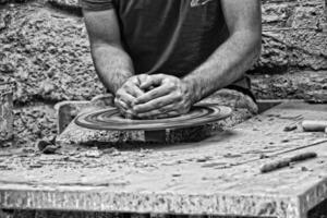 mains de une potier dans une fermer de une mangeoire travail sur une argile pot photo