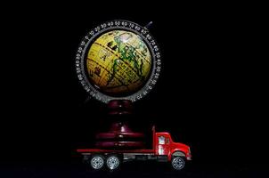 une petit modèle de une un camion avec une globe sur Haut photo