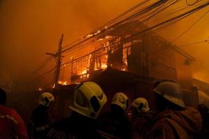 le feu brûle la maison photo