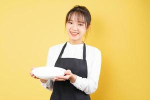 Portrait de serveuse joyeuse sur fond jaune photo