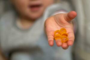 enfant atteint en dehors avec Pâtes. le enfant des offres aliments. sélectif concentrer sur main. photo