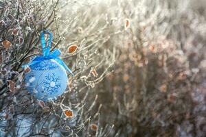 Noël arbre jouet sur le branches couvert avec givre. ensoleillé glacial temps. en train de préparer pour Noël. perdu jouet. Noël décor. Nouveau années Contexte. photo