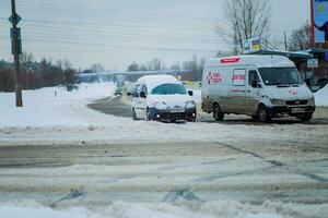 le voiture va sur une effacé route après lourd chute de neige et tempêtes de neige dans le ville. circulation lumières pendre sur le câble au dessus le route. le inclus phares à le voiture dans le l'hiver. photo