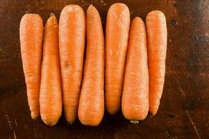 une groupe de carottes sur une en bois table photo