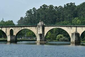 le pont travées plus de le rivière et a arches sur tous les deux côtés photo