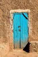 une bleu porte est dans de face de une marron bâtiment photo