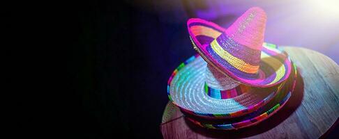 mexicain sombrero chapeau dans le décor de le salle pour le vacances. mexicain style faire la fête. photo