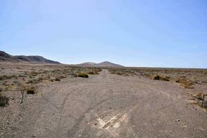 une saleté route dans le milieu de le désert photo