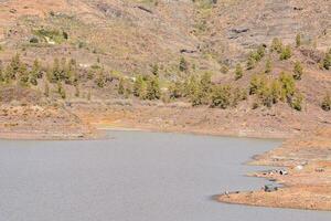 une Lac dans le milieu de une Montagne intervalle photo