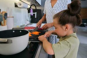 grand-mère et petite fille sont en train de préparer soupe. photo