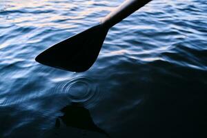 fermer de un rame contre le l'eau. photo