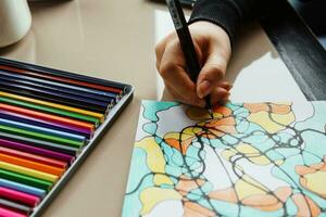 plus, Russie - février 11, 2023. une Jeune femme dessine neurographie à une table à une psychologique session, une neurographique résunok avec une crayon à retirer oranicheniy, art thérapie. photo