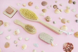 concept de spa-cosmétique et cosmétique procédures. spa-mer sel, en bois peigne, masseur, anti cellulite massage brosse sur une rose Contexte. le concept de une sans déchets mode de vie. photo