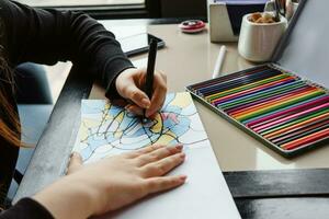 plus, Russie - février 11, 2023. une Jeune femme dessine neurographie à une table à une psychologique session, une neurographique résunok avec une crayon à retirer oranicheniy, art thérapie photo