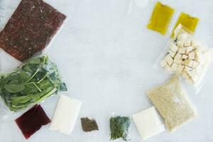 ensemble de des produits pour dîner. haché Viande, riz, épinard, céleri, aneth, olive huile, sauces et épices. ensemble pour livraison de nourriture pour dîner sur une lumière Contexte. cuisine à maison, fait maison aliments. photo