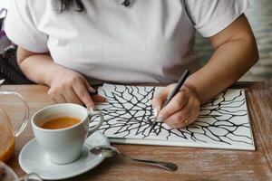 plus, Russie - février 25, 2023. femme dessine neurographie à table à une psychologique session, neurographique crayon dessin à retirer restriction, art thérapie photo