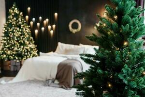 chambre intérieur décoré pour Noël vacances. Accueil intérieur avec une Noël arbre sur une foncé mur Contexte. photo